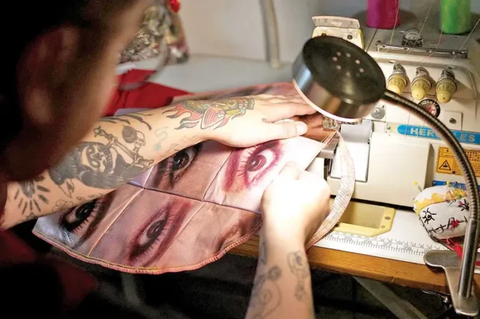 Mexicano Camilo Morales crea bolsas con lonas políticas