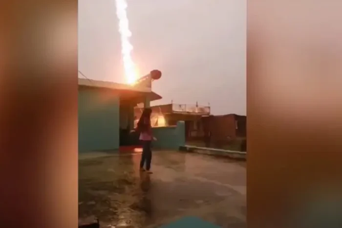 ¡Impactante video! Rayo casi cae sobre una niña, en la India