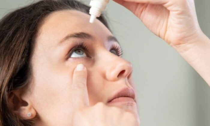 Va al doctor por una molestia en el ojo y le encuentran un gusano