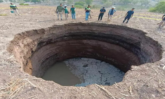 Enorme socavón aparece en comunidad de Guerrero