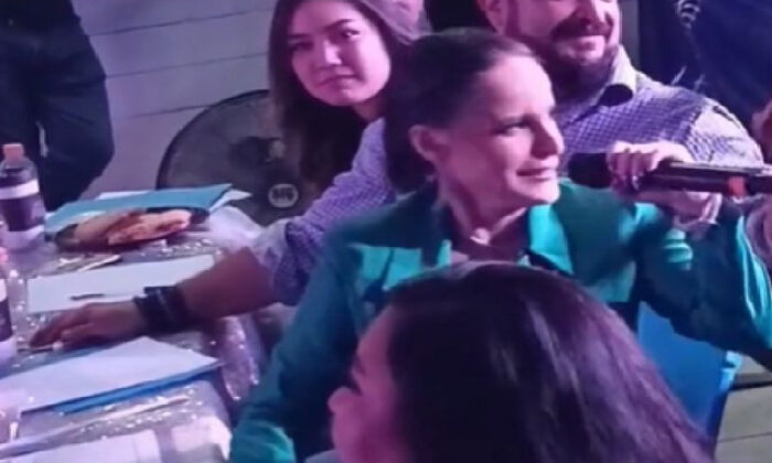 Lolita Cortés regaña a abuelita por poner canciones de Ángela Aguilar a su nieta