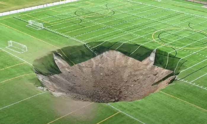 Captan momento en que socavón “se traga” canchas de futbol