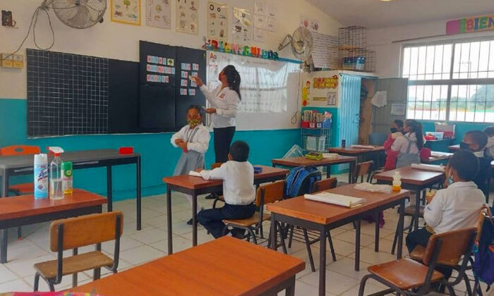Padres de familia se quejan del regreso a clases pese a fuertes lluvias