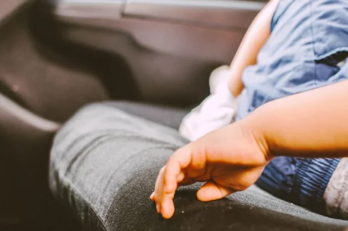 Madre deja a su hija en el carro y muere debido a las altas temperaturas