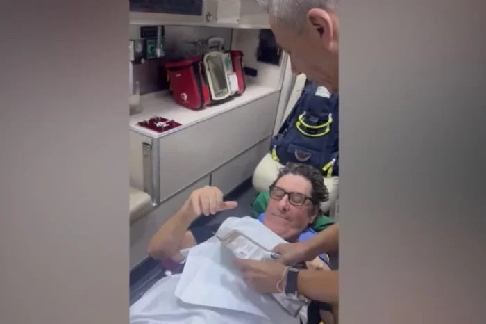 Hombre se fractura la pelvis y acude a votar a bordo de una ambulancia en Yucatán