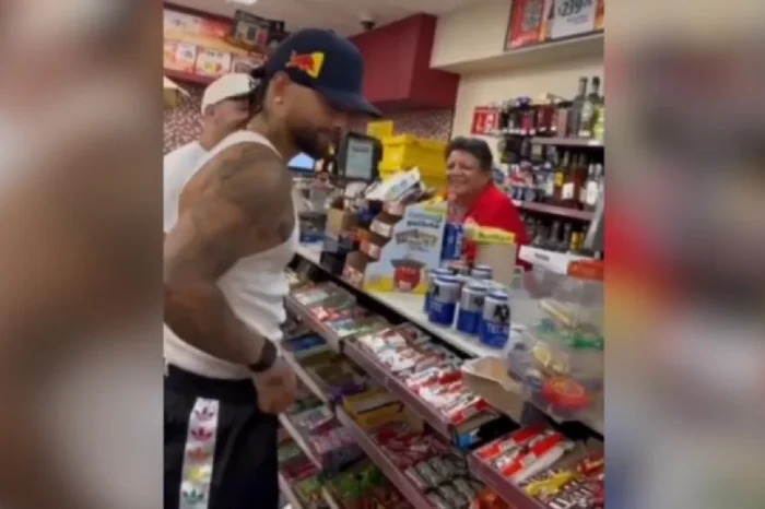 Captan a Maluma comprando cerveza en tienda de conveniencia en Monterrey