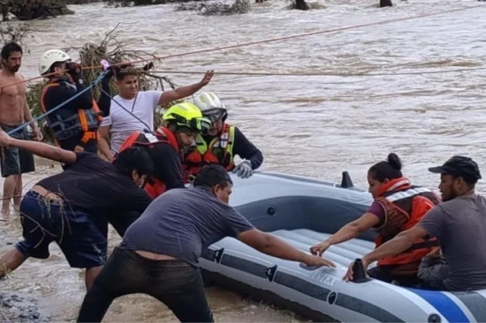 Alberto desbordó 5 ríos en Tamaulipas; desalojan y rescatan a familias atrapadas