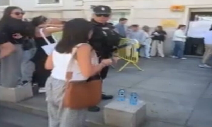 Mexicanos protestan frente a la Embajada de México en España