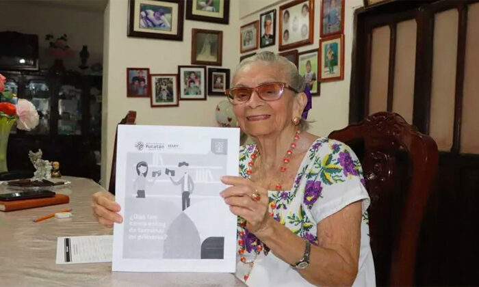 Doña María de 94 años cumple su sueño de terminar la primaria