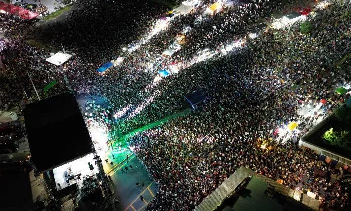 Disfrutan más de 50 mil Neolaredenses concierto de 176 años