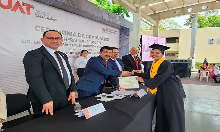 Preside el rector graduación en la UAM Mante