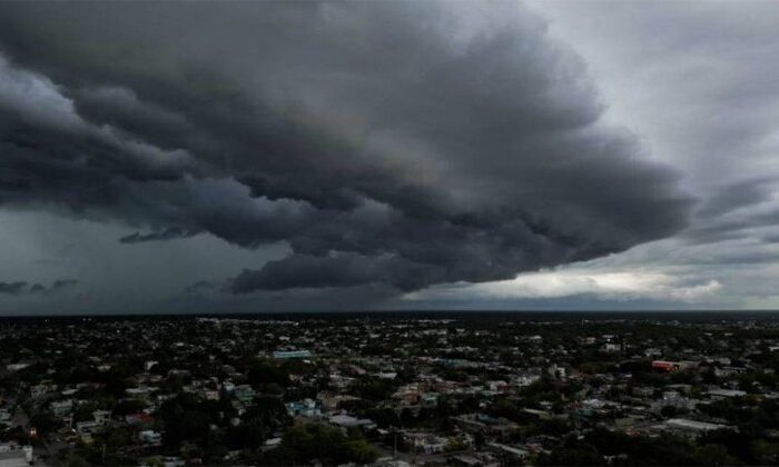 Dos posibles ciclones se acercan a playas de México