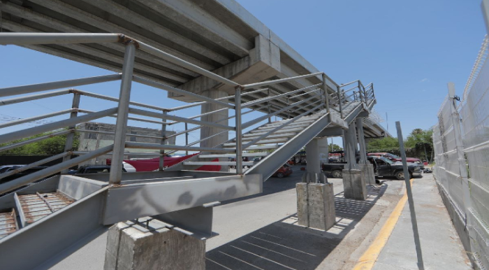 Avalan ciudadanos la obra de puente peatonal