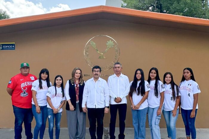 Felicita Dámaso Anaya a softbolistas de la UAT campeonas del torneo nacional Williamsport