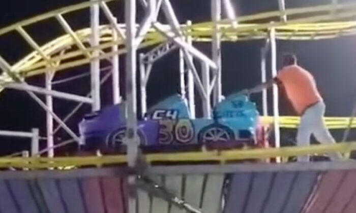Quedan atrapados en lo alto tras falla de montaña rusa
