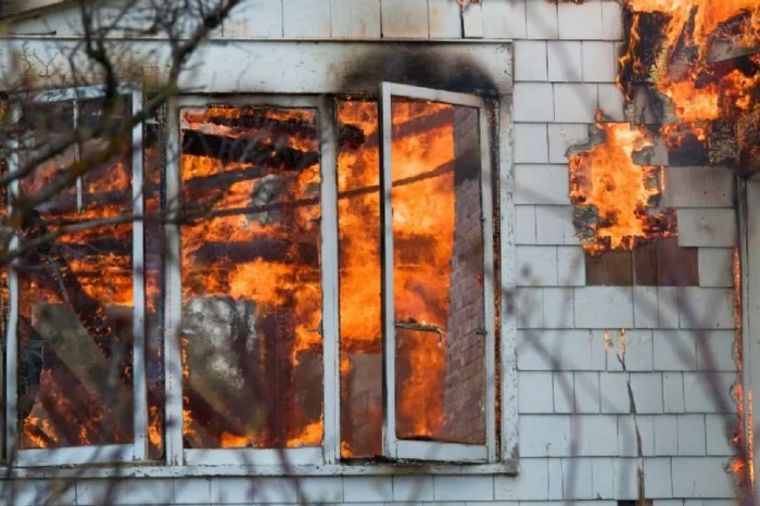 Acusan a hombre de asesinato tras quemar su casa con su familia dentro