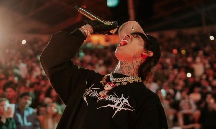 Natanael Cano se toma líquido de dudosa procedencia que fue arrojado al escenario