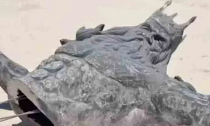 Difunden fotos de la estatua de Poseidón en Yucatán partido a la mitad
