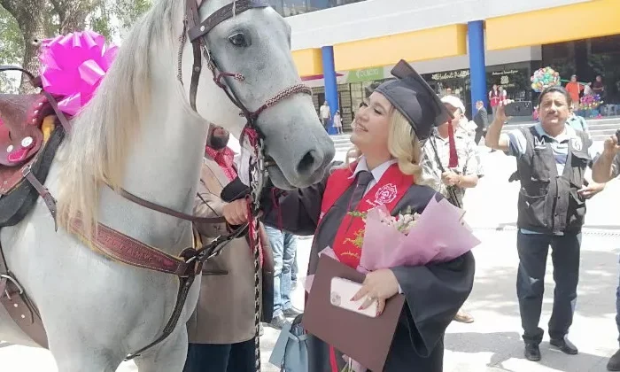 Estefanía se graduó de educadora en Victoria y su padre la sorprende con un hermoso caballo blanco
