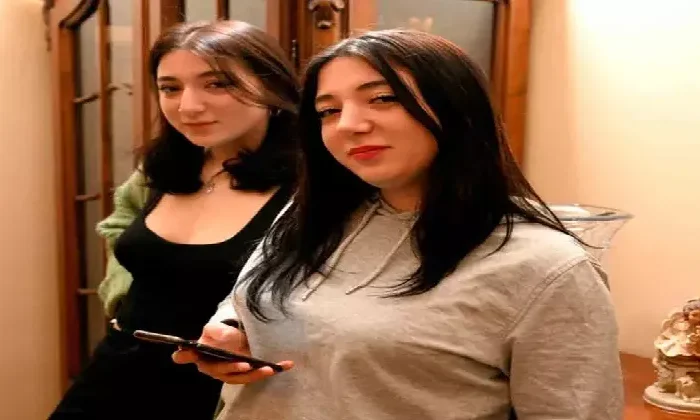 Jovenes se enteran en redes que son gemelas y fueron separadas al nacer