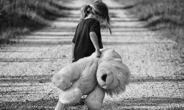 Hallan a niña de 5 años abandonada; su madre la dejó con 40 pesos