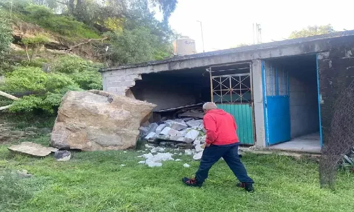 ‘Llueven’ rocas gigantes sobre casa en Hidalgo, habitantes se salvan de ‘milagro’
