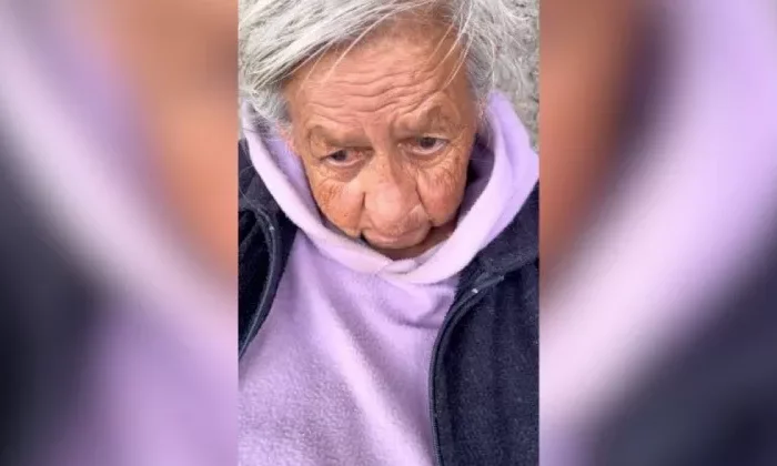 Abuelita ha esperado dos años que su familia regrese por ella en una central de autobuses