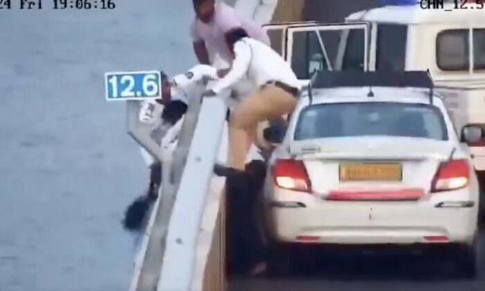 Captan dramático rescate de mujer que caía de un puente y fue tomada del cabello