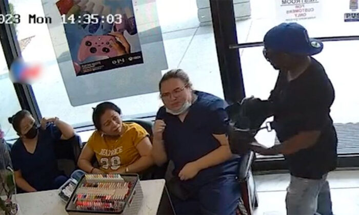 Ladrón quiso robar en una barbería y es ignorado por todos