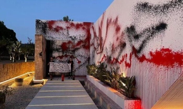 Vandalizan casa de Messi en España; así quedó la propiedad