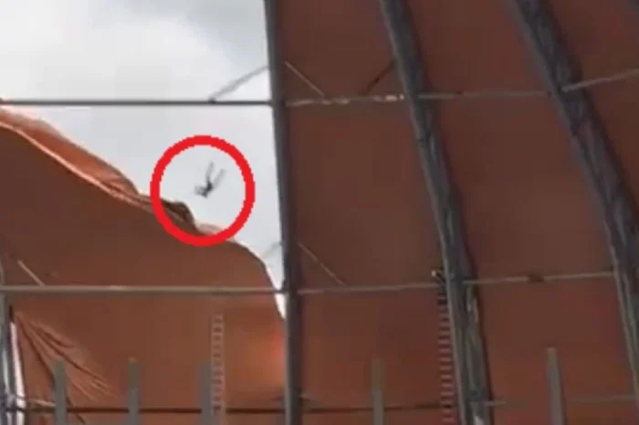 Obrero es sacudido por el viento en obras del Foro Sol de la CDMX