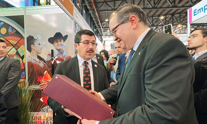 Participa la UAT en feria del libro