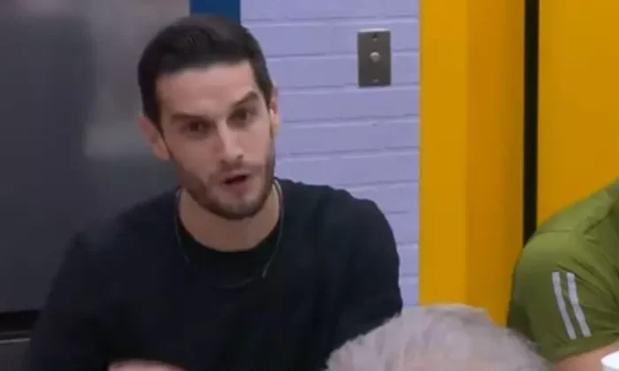 Fans piden que saquen a Adrián Marcelo de “La Casa de los Famosos” antes que agreda a alguien