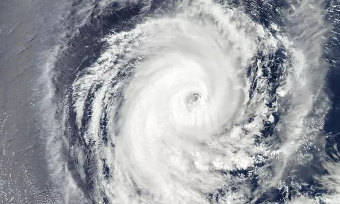 Se forma la tormenta tropical Ernesto que podría llegar a huracán