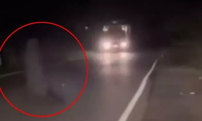 Captan aterradora figura en la carretera al pasar un fatal accidente