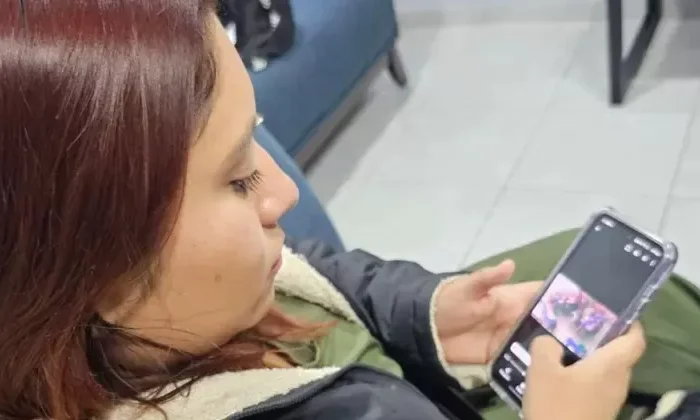 Mujer demanda a maestra por castigar a su hija dejándola parada una hora