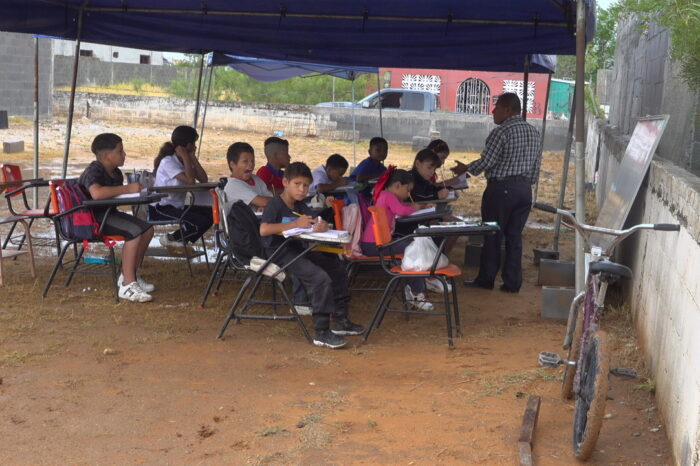 Esperanza en la adversidad: Niños de Praderas del Mezquital ven cómo se construyen dos aulas que mejoraran su futuro