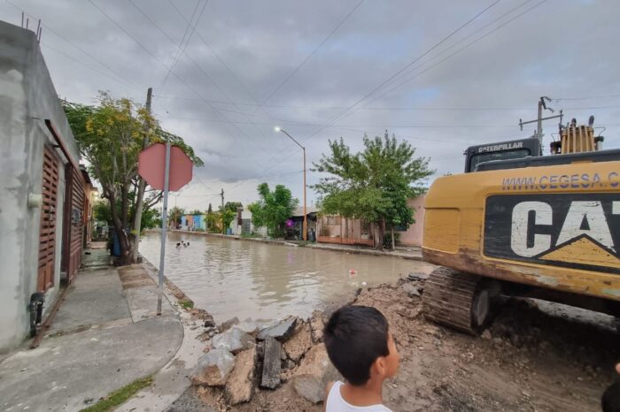 Niños de Villas de San Miguel usan obra olvidada como alberca ante el abandono del Gobierno Municipal