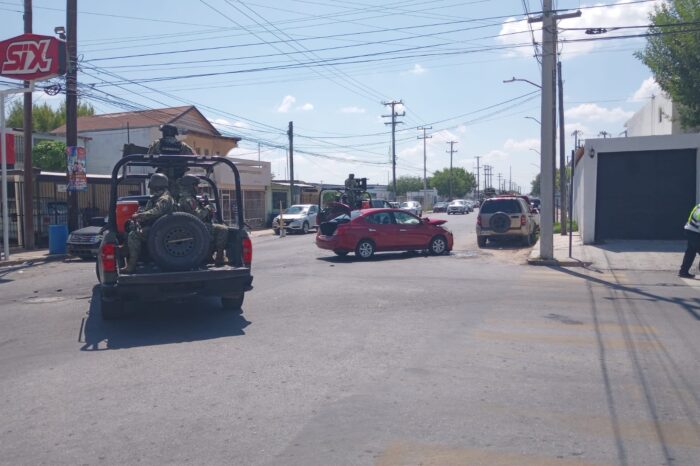 Militares Causan Choque en la Infonavit y Huyen; Un Civil Resulta Lesionado