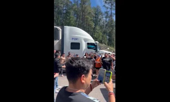 Los Recoditos dan concierto en la carretera tras quedar varados por bloqueo en Sinaloa