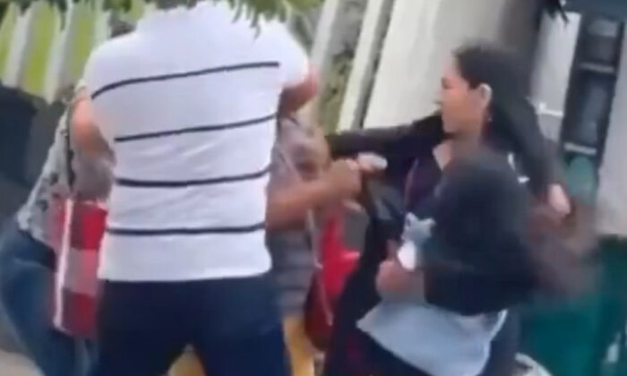 Familiares se agarran a “trancazos” afuera de tribunal por custodia de niña y abuelita se mete