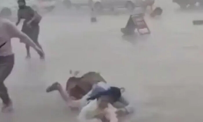 Tifón se lleva árboles, autos y hasta personas en China