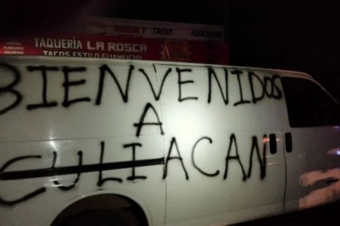 Dejan camioneta con 8 cuerpos dentro en Culiacán