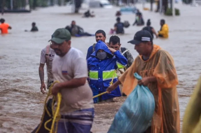 El huracán John ya registra 22 muertos en su paso por México