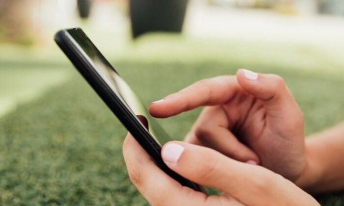 Mujer regresa un iPhone que encontró en la calle y la detienen por secuestro