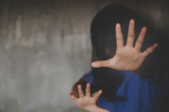 Menor sobrevive a abuso se**al y fiscalía la acusa de homicidio tras sufrir un aborto