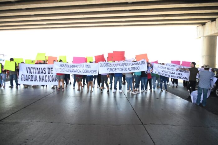 Familiares de víctimas de ejecuciones extrajudiciales "clausuran" el Puente Internacional 3 "Del Comercio Mundial" en Nuevo Laredo