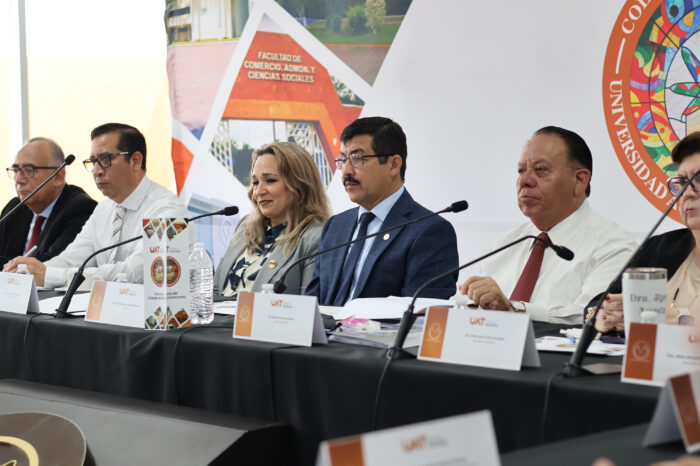 Rector de la UAT entrega equipamiento de vehículos a las facultades de la zona sur