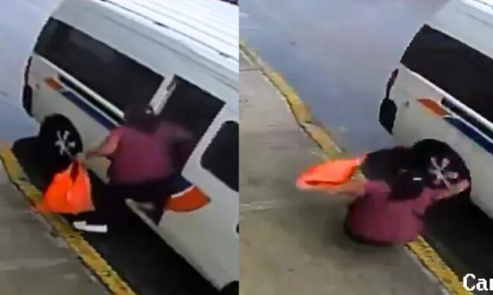 Chofer de transporte público acelera y lanza a abuelita hacia la calle