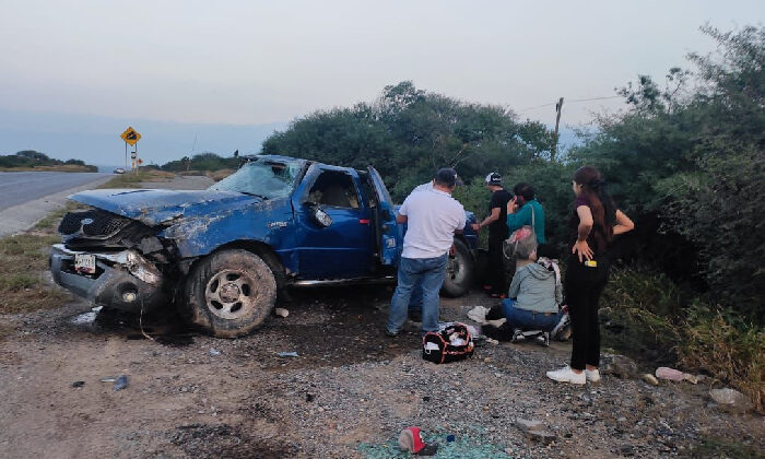 Una niña y sus abuelos se salvan de morir tras volcar cerca de Jaumave